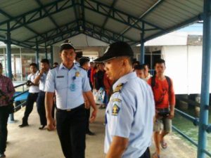 Petugas terlihat mendampingi 16 ABK WN Kamboja di Pelabuhan Sri Bintan Pura untuk dibawa ke Rudenim Tanjungpinang. Foto BR