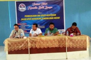 Pengamat listrik dan beberapa narasumber menyampaikan materi seminar bertema "Permasalahan dan Solusi Kelistrikan Untuk Kepentingan Pembangunan Daerah", di aula MAN Tanjungpinang, Sabtu (29/10) kemaren. Foto Istimewa