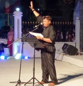 Budayawan, sastrawan nasional khususnya penyair Indonesia mutakhir atau modern dan intelektual Melayu, Drs.H. Abdul Kadir Ibrahim,MT yang biasa disapa Akib memukau puluhan penonton dengan puisinya berjudul 'Batu Akik' di Gedung Daerah, Tepi Laut, Kota Tanjungpinang, Rabu (26/10) malam kemaren. Foto istimewa