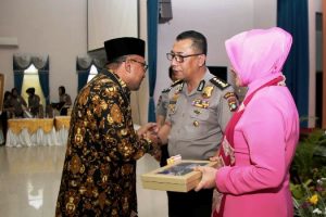 Walikota Tanjungpinang H Lis Darmansyah SH menyalami Wakapolda Kepri Kombes Pol Drs Yan Fitri Halimansyah MH yang juga merupakan abang kandungnya pada acara pisah sambut Wakapolda di Mapolda Kepri, Batam.