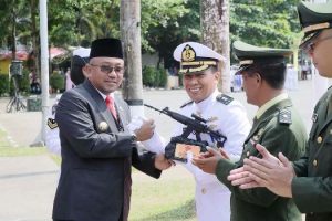 Walikota Tanjungpinang H Lis Darmansyah SH salam komando dengan salah satu prajurit TNI usai upacara HUT TNI ke-71 di Lapangan Pamedan. Foto istimewa