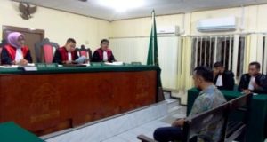 Tampak terdakwa Eks Wabup Natuna Imalko mendengarkan vonis yang dibacakan majelis hakim Tipikor di PN Tanjungpinang, Kamis (17/11).