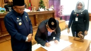 Ketua DPRD Kota Tanjungpinang Suparno menandatangani pengesahan Ranperda SOTK 2016 menjadi Perda disaksikan Walikota Tanjungpinang H Lis Darmansyah SH dalam paripurna istimewa yang digelar di kantor DPRD Kota Tanjungpinang, Kamis (3/11). Foto Prokepri.com