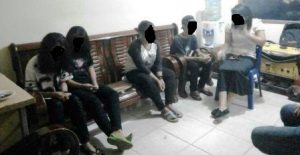 Inilah sejumlah perempuan yang diamankan Lurah Melayu Kota Piring Feri Ismana bersama warga ke Mako Satpol PP usai menggerebek Asrama Putra Anambas, Jumat (25/11) kemaren. Foto istimewa