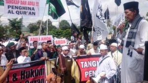 Ketua FPI Provinsi Kepri Hajarullah Aswad menyampaikan orasi dalam aksi demo dugaan penistaan agama oleh Ahok di Mako Polres Tanjungpinang, Jumat (4/11). Foto Prokepri.com