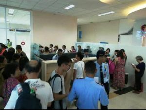 Terlihat petugas Imigrasi dibantu aparat kepolisian bandara sedang mengecek keimigrasian ratusan turis dari China di Bandara RHF Tanjungpinang, Kamis (22/12). Foto Prokepri.com