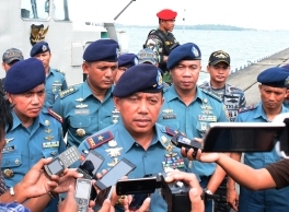 Komandan Lantamal IV Laksamana Pertama TNI S. Irawan, S.E memberikan keterangan pers seputar penangkapan. Foto Dispen Lantamal IV Tanjungpinang