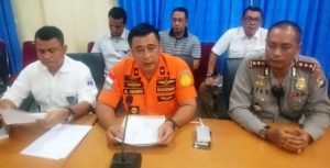 Kepala Kantor Badan SAR Nasional Tanjungpinang, Kepri, Abdul Hamid didampingi Dirpolair Polda Kepri, Komisaris Besar Polisi (Kombes Pol) Teddy J.S Marbun dan Kapolres Tanjungpinang AKBP Joko Bintoro menggelar konferensi pers terkait hasil perkembangan sementara pesawat Polri hilang kontak di Kantor Badan SAR Nasional Tanjungpinang, Sabtu (3/12) pukul 17.45 Wib sore tadi. Foto Rudiyandri/ Prokepri.com. 