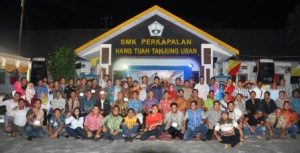 Para alumi SMK Perkapalan Hang Tuah Tanjung Uban foto bersama. Foto panitia