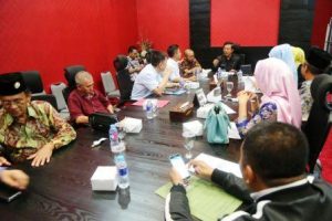 Ketua DPRD Kepri Jumaga Nadeak memimpin rapat Banmus bahas jadwal DPRD. Foto Patrik Nababan