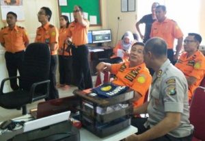 Kepala Kantor Badan SAR Nasional Tanjungpinang, Kepri, Abdul Hamid dan Kapolres Tanjungpinang AKBP Joko Bintoro diruang pemantauan Kantor Badan SAR Nasional Provinsi Kepri di Tanjungpinang, Minggu (4/12). Foto Prokepri.com/AJ
