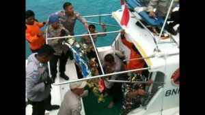 Suasana penemuan benda baru yang diduga serpihan badan pesawat Polri di perairan Lingga. Foto Prokepri.com/AJ