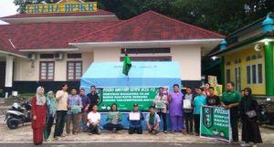 HMI Tanjungpinang-Bintan menggelar penggalangan dana untuk korban gempa bumi yang terjadi pada tanggal 7 Desember 2016 di Kabupaten Vidie Jaya, Provinsi Nanggroe Aceh Darussalam, Jumat (9/12). Acara ini bekerjasama dengan Pengurus BADKO HMI Riau-Kepri yang berlangsung di Tepi Laut, Ibu Kota Provinsi Kepri, Tanjungpinang.Foto Prokepri.com/DAYAT