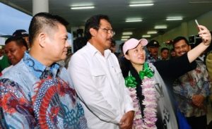 Turis asal China Selfi (foto) bersama Gubernur Provinsi Kepri Nurdin Basirun di Bandara RHF Tanjungpinang. Foto Istimewa