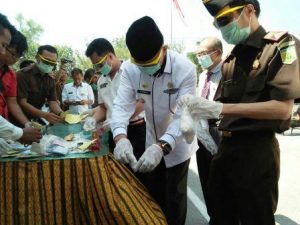 Wakil Walikota Tanjungpinang H Syahrul Spd didampingi Kepala Kejari Tanjungpinang memusnahkan narkotika. Foto Lanky Morison