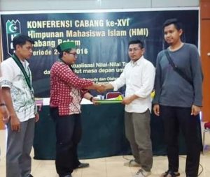 Forum Konfercab HMI Cabang Batam ke XVI menyalami Vidiel yang resmi ditetapkan sebagai Ketum HMI Cabang Batam Satu Periode. Foto Prokepri.com/Dayat