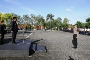 Walikota Tanjungpinang H Lis Darmansyah SH memimpin upacara Hari Ulang Tahun (HUT) Satuan Pengamanan (Satpam) ke-36 yang digelar Kepolisian Resort (Polres) Tanjungpinang di Makopolres Tanjungpinang, Jumat (30/12). Foto Lanky Morison