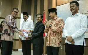 Ketua DPRD Kepri Jumaga Nadeak didampingi Gubernur Kepri Nurdin Basirun menerima laporan hasil pemeriksaan (LHP) atas laporan keuangan Kabupaten Kota dan Provinsi Kepri semester II 2016 dari Badan Pemeriksa Keuangan (BPK) perwakilan Provinsi Kepri. Foto Patrik Nababan