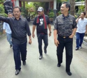 Gubernur Provinsi Kepri H Nurdin Basirun terlihat mesra dengan mantan Wakil Gubernur Kepri Soerya Respationo saat pertemuan di Batam, Minggu (4/12) kemaren. Foto istimewa