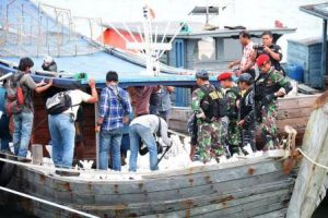 Inilah kapal KM. Kurnia 6 yang diduga akan menyelundupkan 10 ton pasir timah ke Malaysia di perairan sebelah timur pulau Singkep Kabupaten Lingga, Minggu (18/12).Foto Dispen Lantamal IV Tanjungpinang