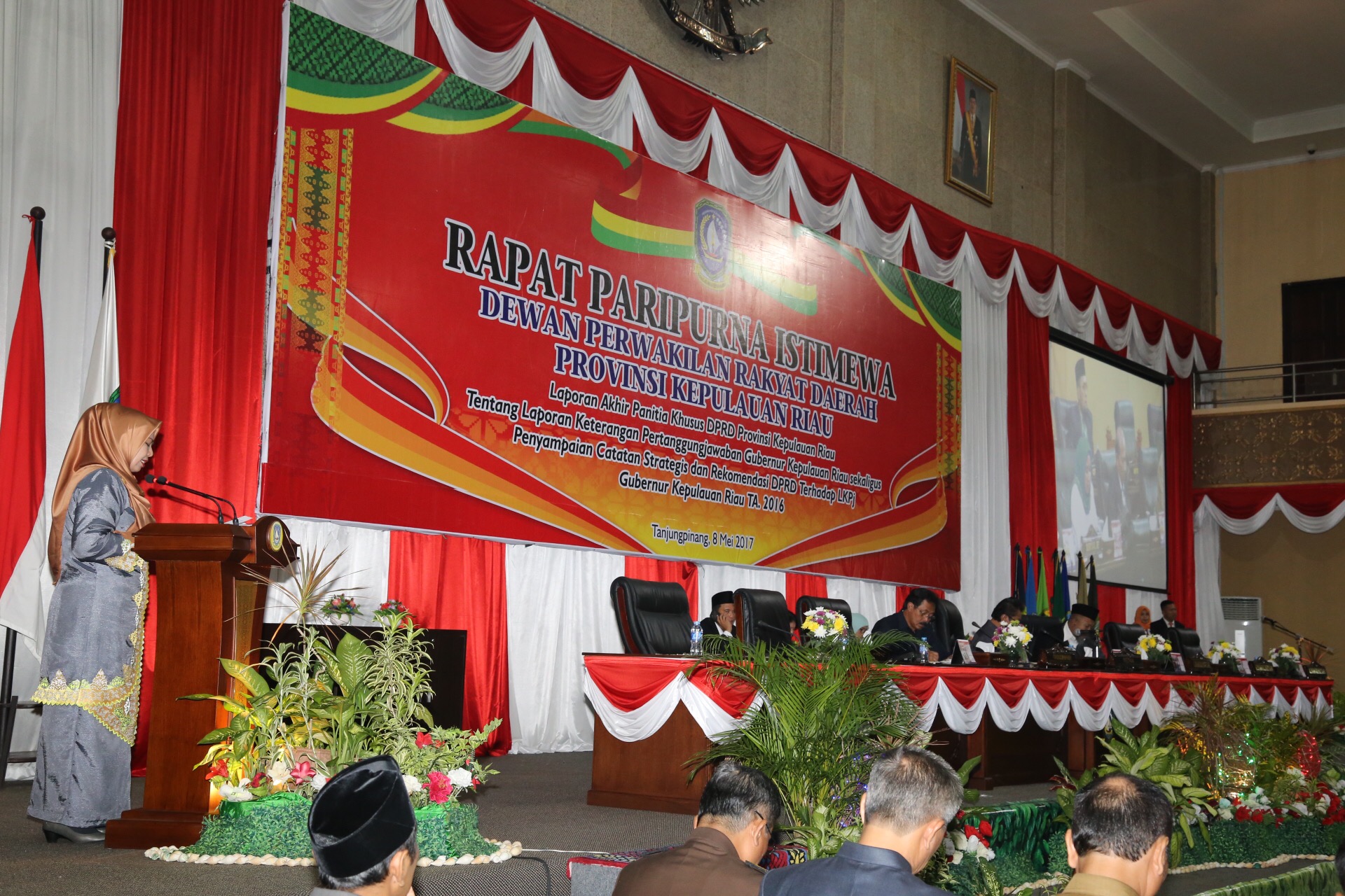 Ketua Pansus DPRD Kepri, Dra. Hj. Dewi Kumalasari, M.Pd membacakan laporan akhir LPKj sekaligus penyampaian catatan dan rekomendasi kepada Pemprov Kepri