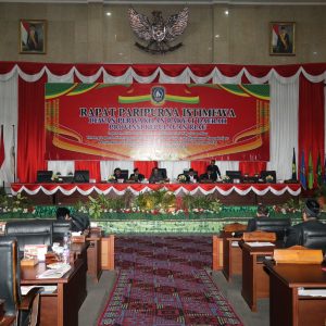 Ketua DPRD Kepri, Jumaga Nadeak didampingi Wakil Rizky Faisal memimpin paripurna