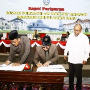 Ketua DPRD Kepri Jumaga Nadeak dan Gubernur Kepri Nurdin Basirun meneken kesepakatan