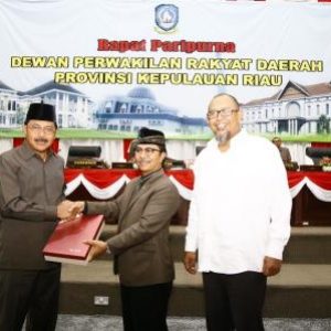 Ketua DPRD Kepri Jumaga Nadeak menyerahkan laporan akhir Pansus kepada Gubernur Kepri Nurdin Basirun