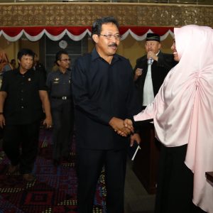 Gubernur Kepri H Nurdin Basirun menyalami anggota DPRD Kepri