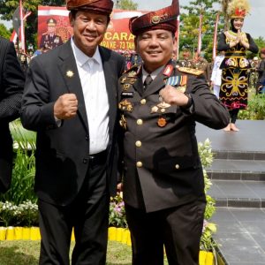 Plt Gubernur Kepri H Isdianto foto bersama Irjen Pol Andap Budhi Revianto. Foto Ist